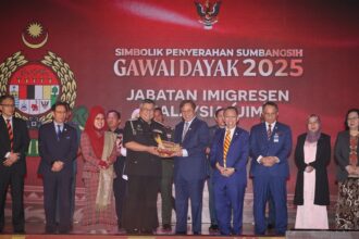 Sarawak Premier Presents Gawai Dayak Aid to 1,900 Frontliners