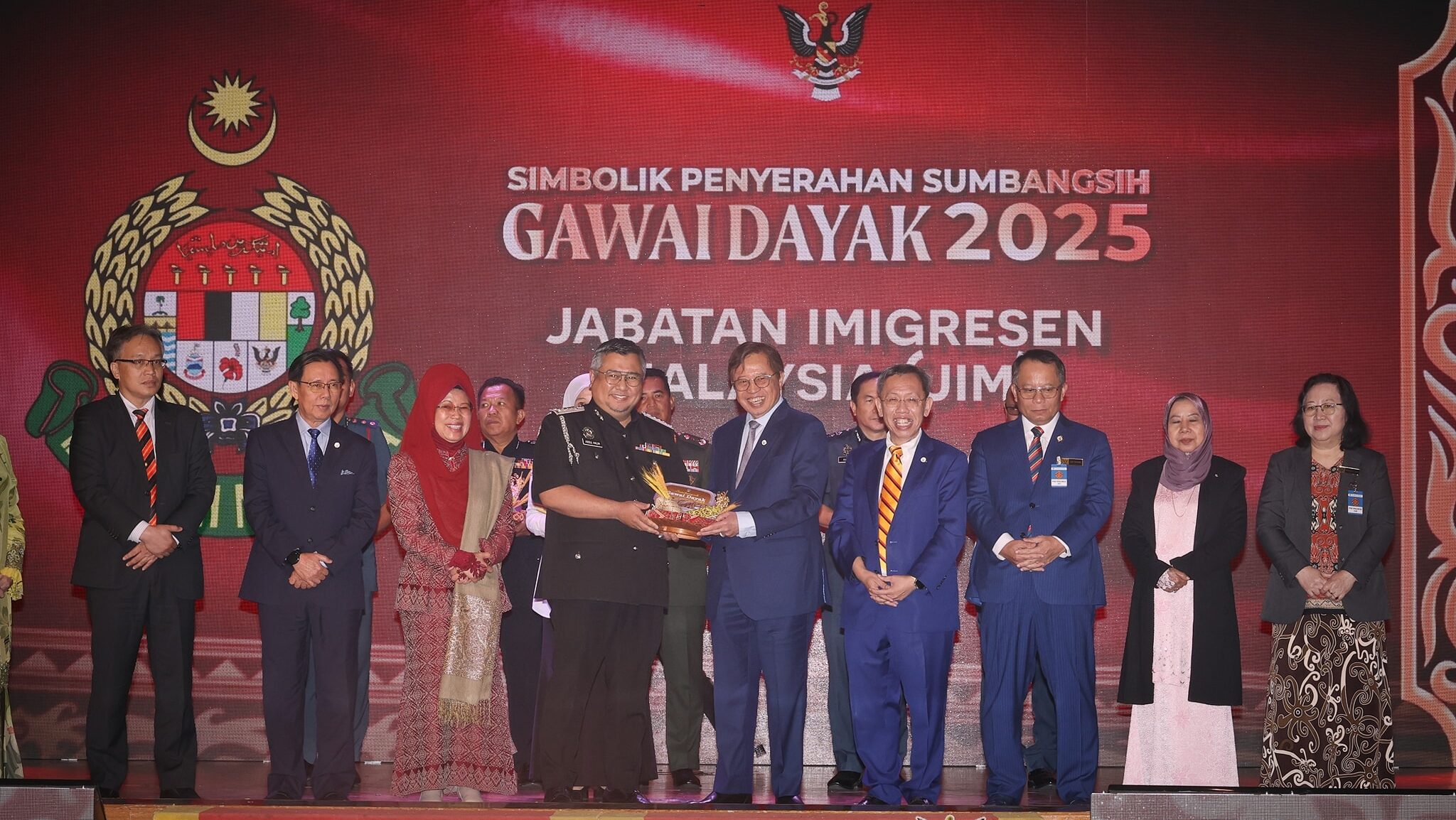 Sarawak Premier Presents Gawai Dayak Aid to 1,900 Frontliners