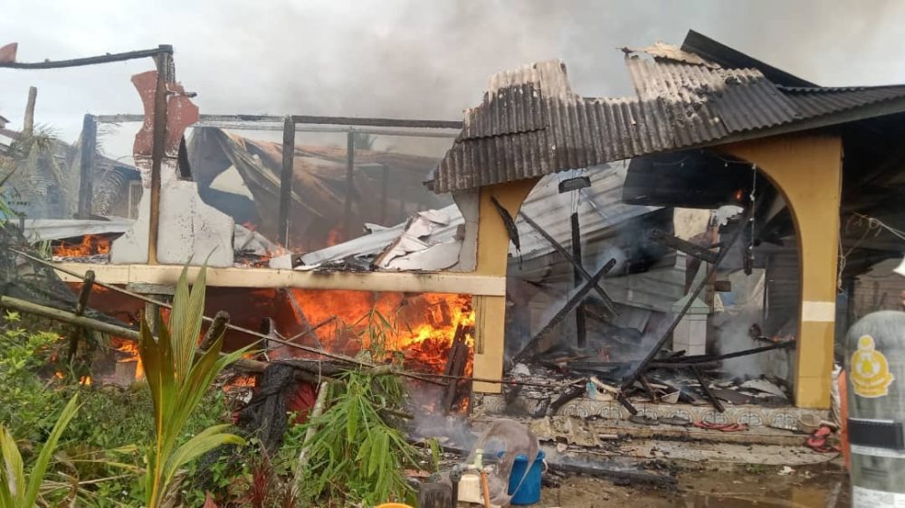 Wooden House in Kampung Tebaang Razed by Morning Fire, No Casualties 2 Wooden House in Kampung Tebaang Razed by Morning Fire, No Casualties