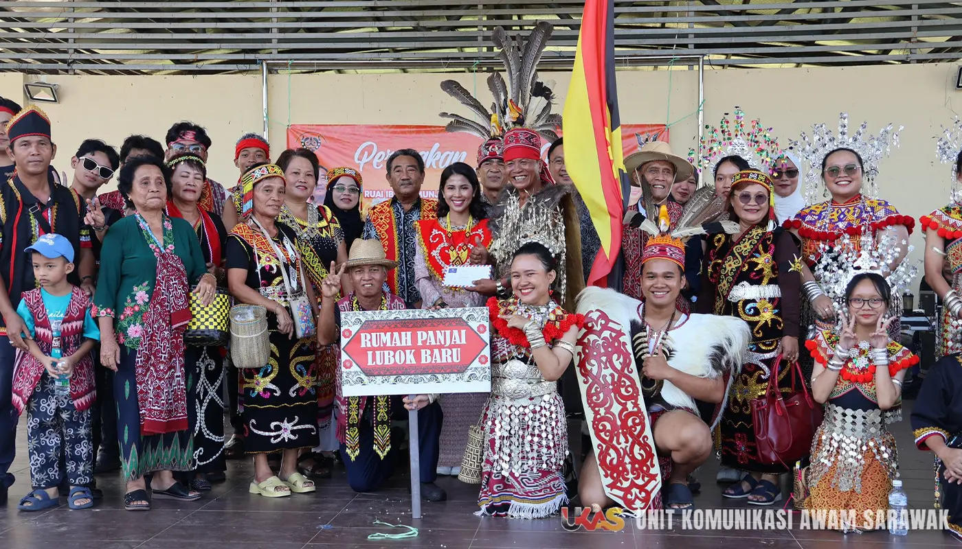 Niti Daun Parade Unites Simunjan in Colourful Gawai Celebration