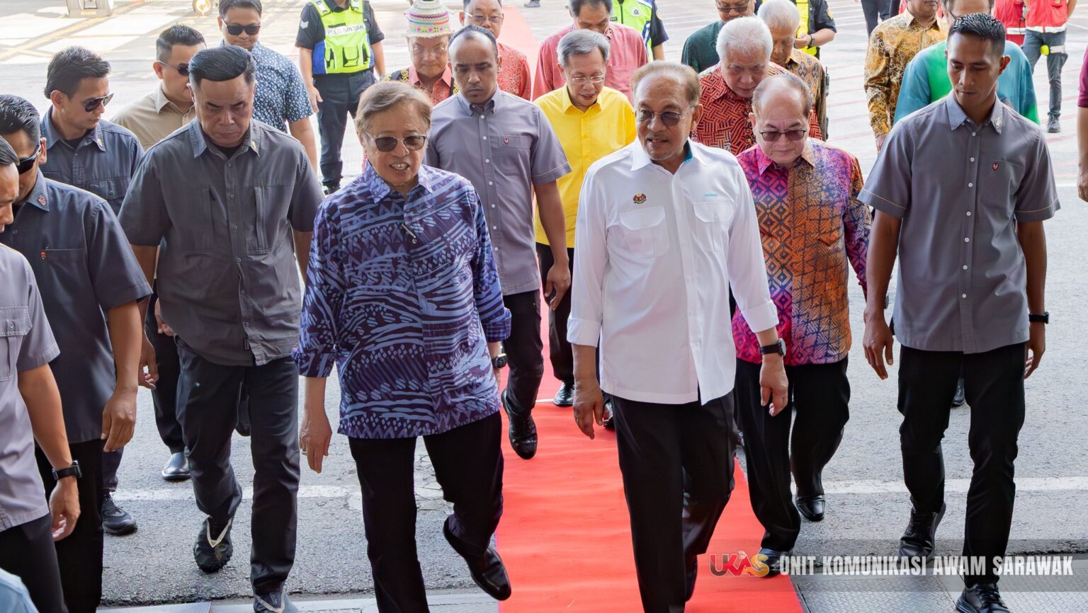 PM Anwar Graces Gawai Dayak 2025 Dinner in Kuching with Warm Welcome