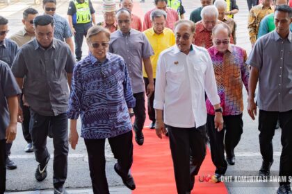 PM Anwar Graces Gawai Dayak 2025 Dinner in Kuching with Warm Welcome