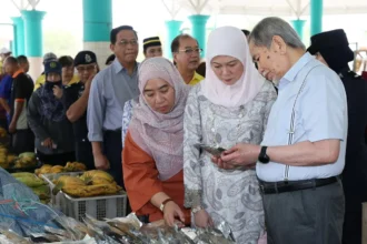 Sarawak Governor and Wife Engage with Traders at Bintulu Guest Market