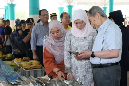 Sarawak Governor and Wife Engage with Traders at Bintulu Guest Market