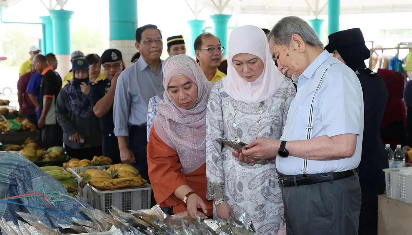 Sarawak Governor and Wife Engage with Traders at Bintulu Guest Market