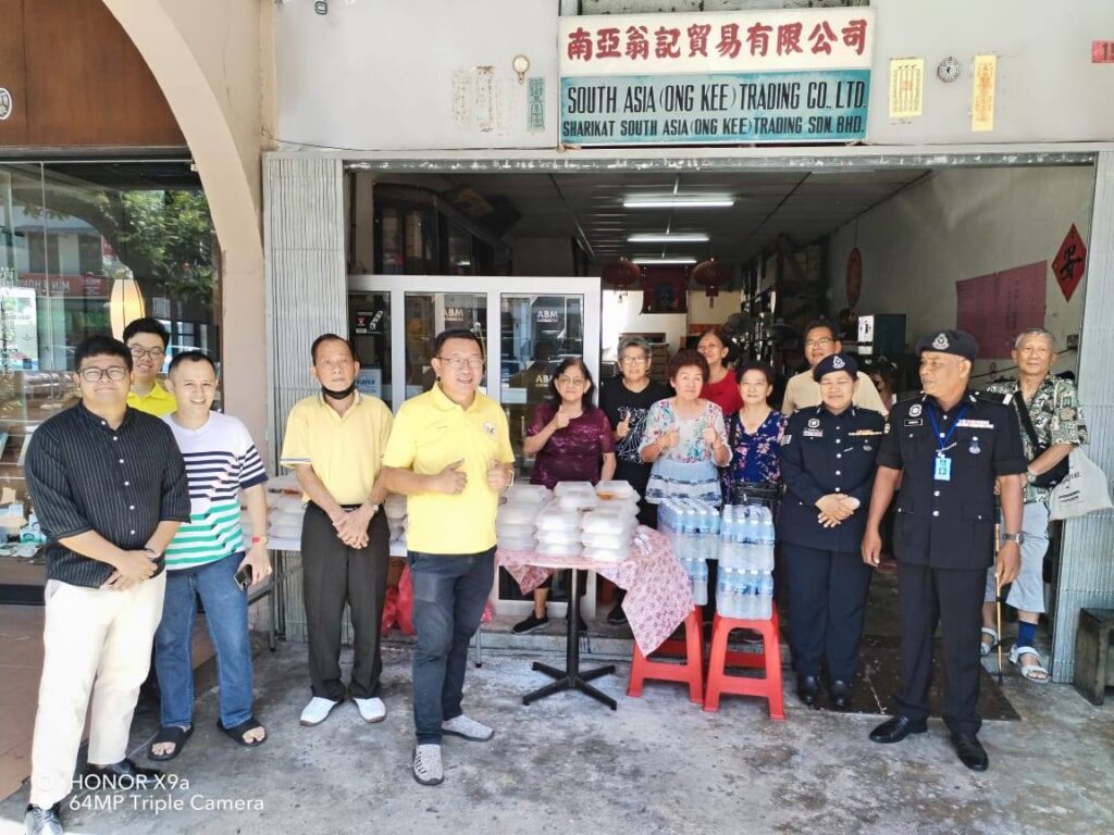 Spreading Love Through Food: Free Vegetarian Meals Given Out in Kuching 2 Spreading Love Through Food Free Vegetarian Meals Given Out in Kuching