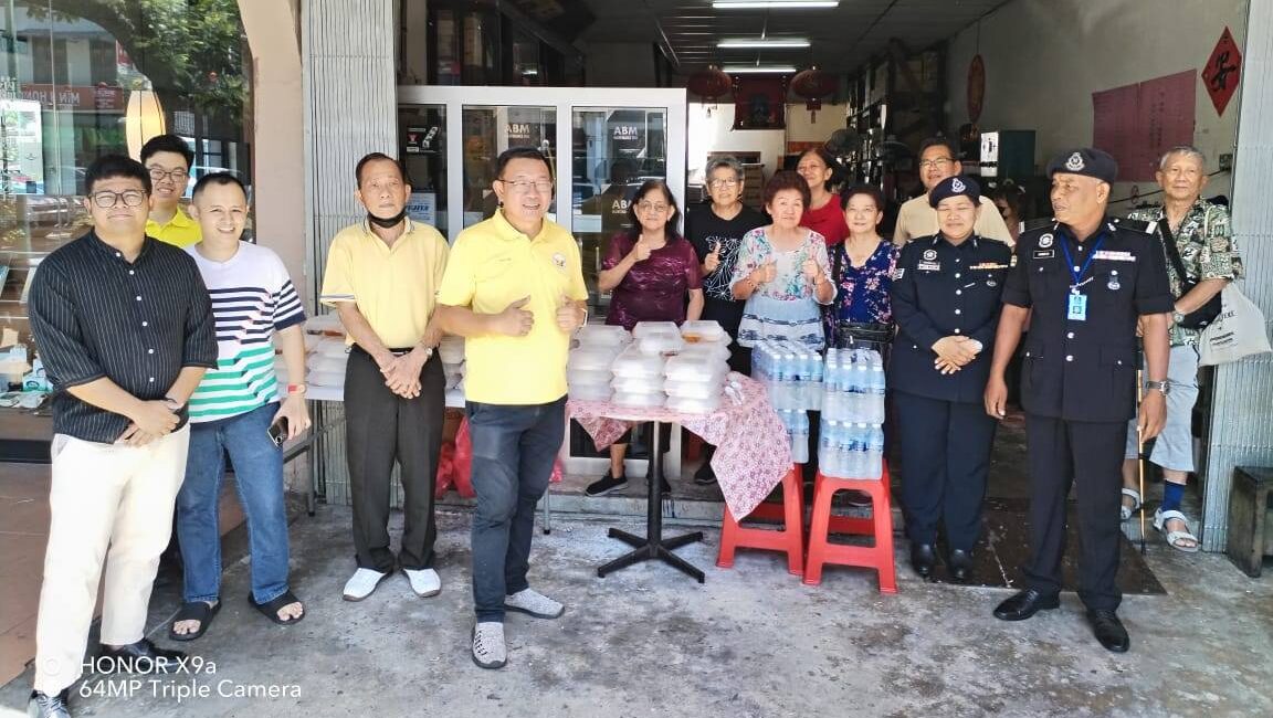 Spreading Love Through Food Free Vegetarian Meals Given Out in Kuching