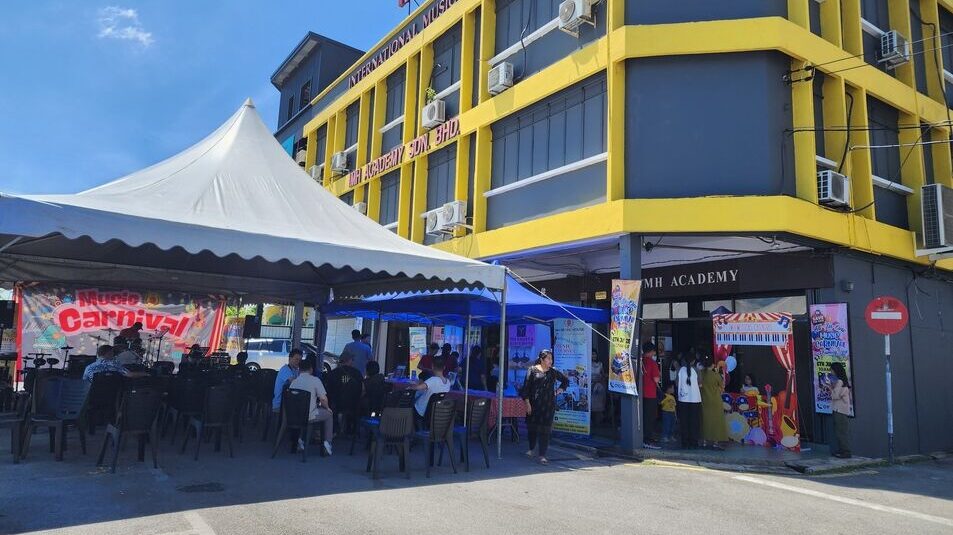 Big Crowds Turn Up for IMH Music Carnival Deal 2025 in Kuching