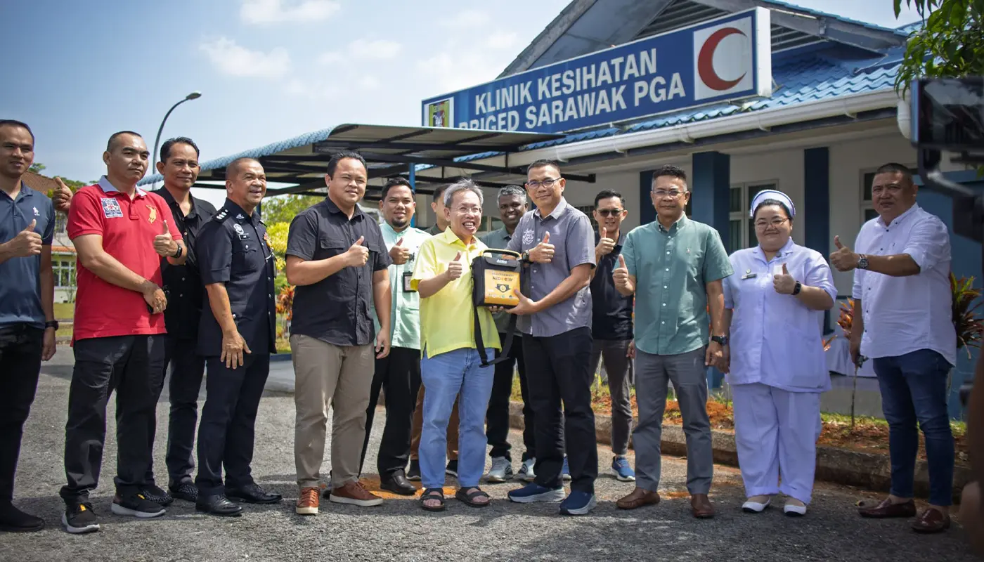 Dr Sim Donates AED to Sarawak PGA Brigade to Boost Emergency Readiness