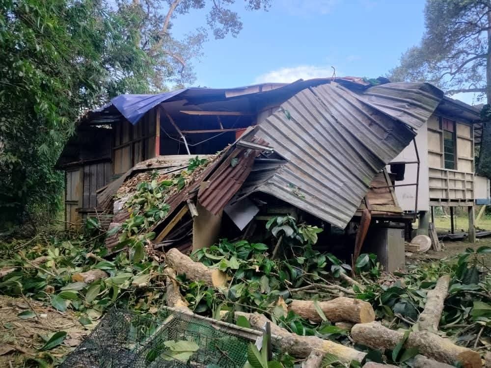 Fallen Tree Destroys Kitchen in Kampung Kerangan, Lawas 2 Fallen Tree Destroys Kitchen in Kampung Kerangan, Lawas