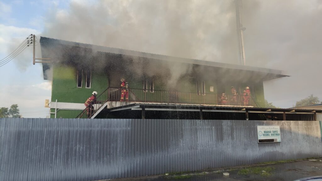 Fire at Petra Jaya Tahfiz Centre: 20 Students, 4 Ustaz Escape Safely 2 Fire at Petra Jaya Tahfiz Centre 20 Students, 4 Ustaz Escape Safely