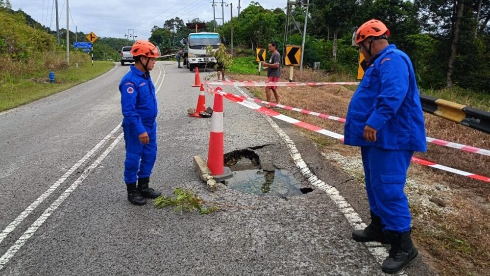 Landslide at Jalan Bintong, Batang Ai Raises Safety Concerns