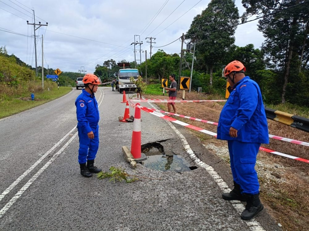 Landslide at Jalan Bintong, Batang Ai Raises Safety Concerns