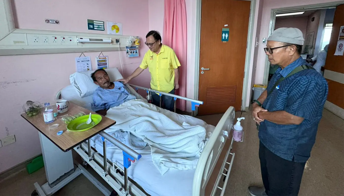 Lo Khere Chiang and Hazland Abang Hipni Visit Hospitalised Constituents in Kuching
