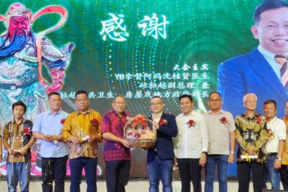 MBKS Mayor Dato Wee Honours Guan Gong Spirit at Kuching Yi Qi Tang Event