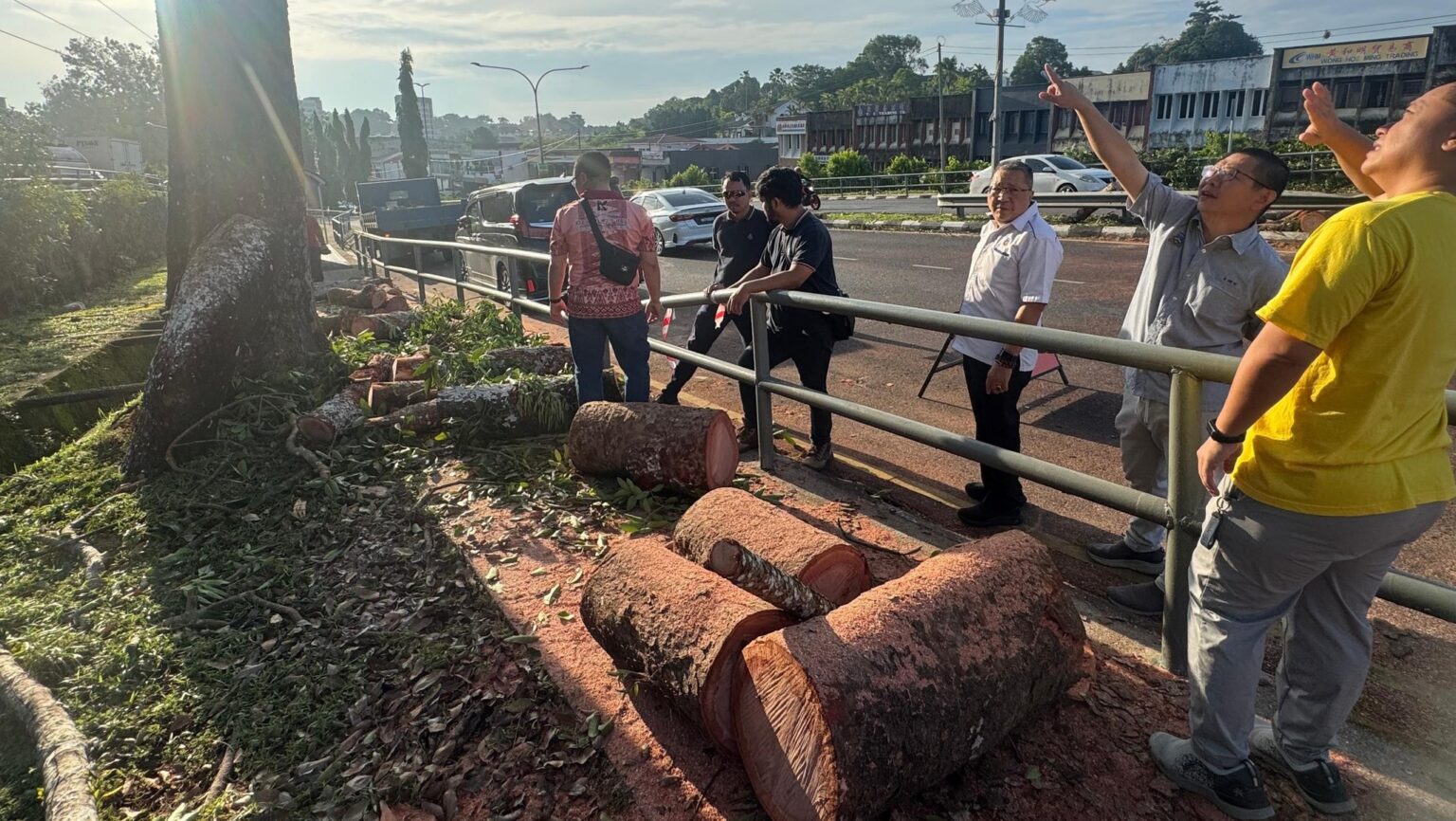 MBKS Responds Swiftly to Fallen Tree Incident, Mayor Praises Unsung Heroes