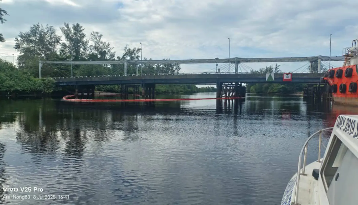 MOTS Responds Swiftly to Ensure River Safety at Piasau Bridge in Miri