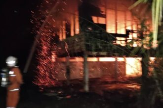 Old JKR Quarters in Limbang Burnt Down in Night Fire