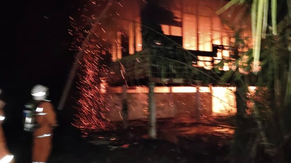 Old JKR Quarters in Limbang Burnt Down in Night Fire