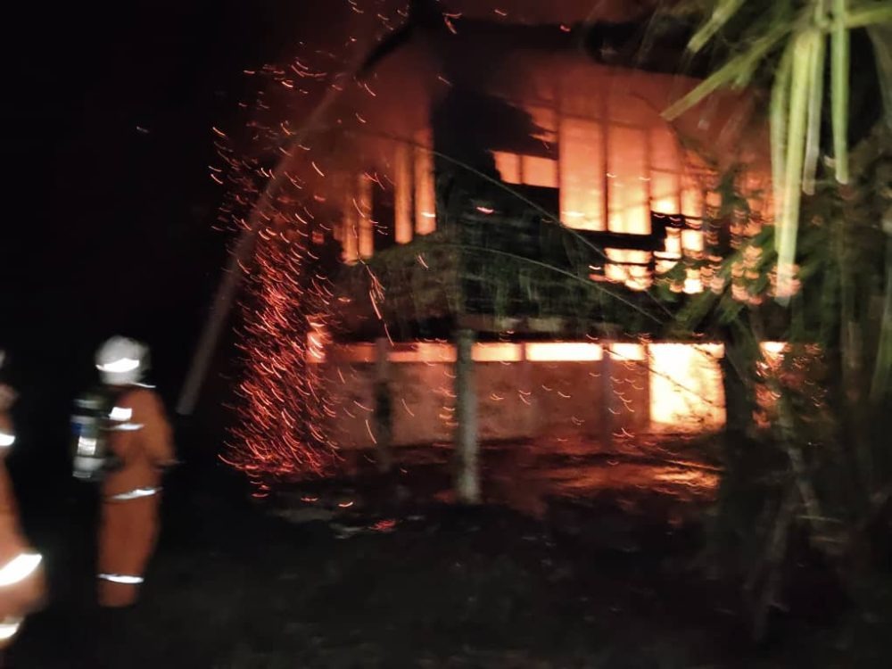 Old JKR Quarters in Limbang Burnt Down in Night Fire