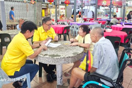 SUPP Batu Lintang’s Mobile Service Reaches Out to Seniors at Hawker Centre