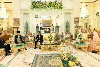 Sarawak Governor Holds Royal Meeting with Brunei Sultan at Nurul Iman Palace
