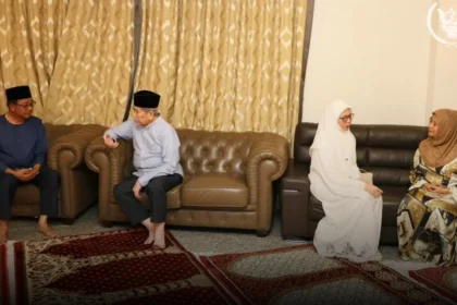 Sarawak Head of State Pays Condolence Visit to YB Abdul Karim's Family
