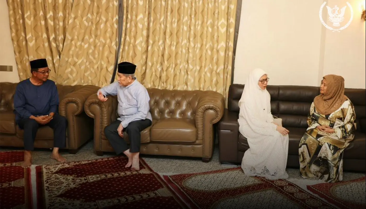 Sarawak Head of State Pays Condolence Visit to YB Abdul Karim's Family