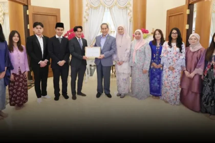Sarawak Head of State Welcomes UK-Based Sarawakian Students for Friendly Dialogue