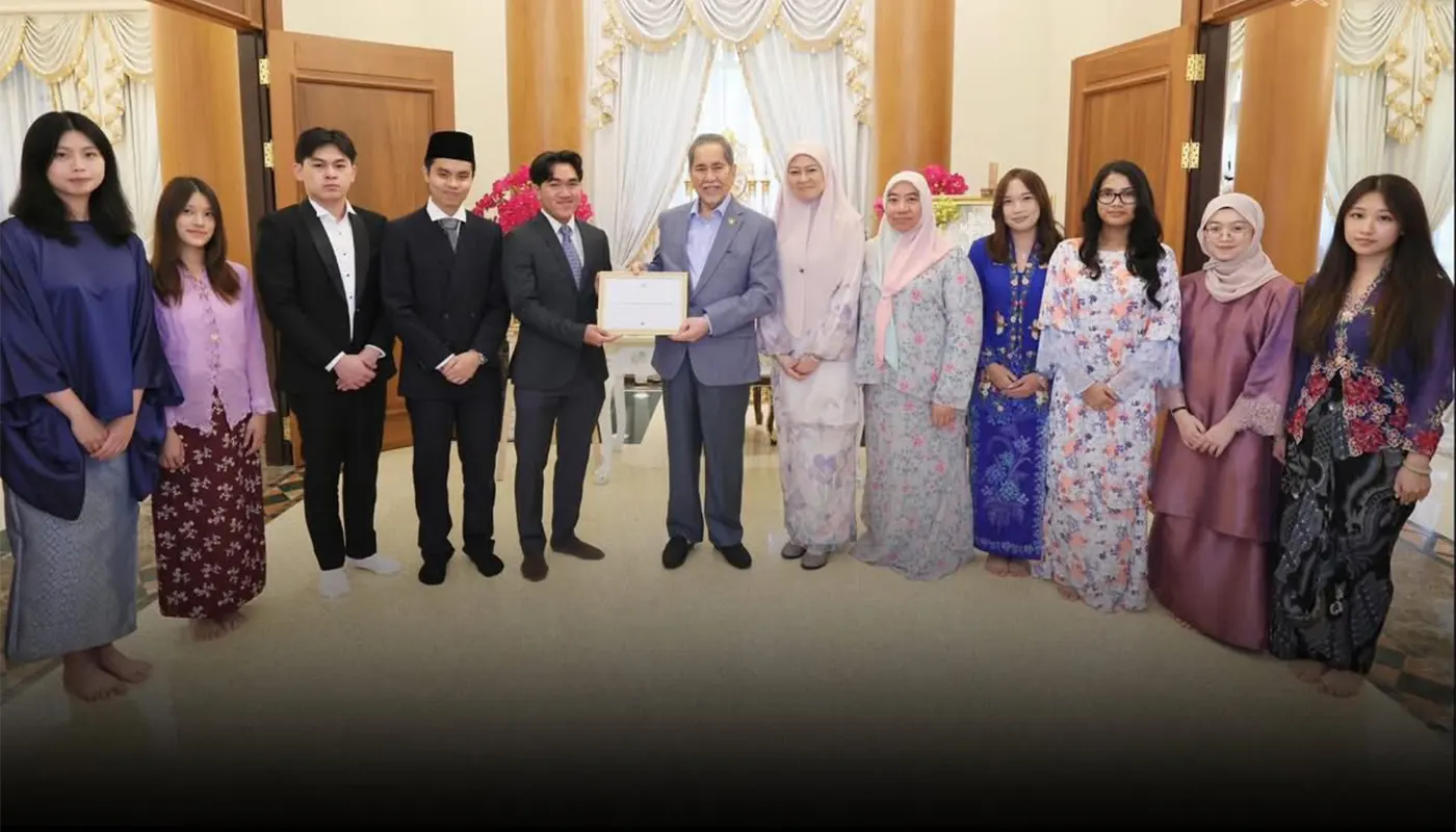 Sarawak Head of State Welcomes UK-Based Sarawakian Students for Friendly Dialogue