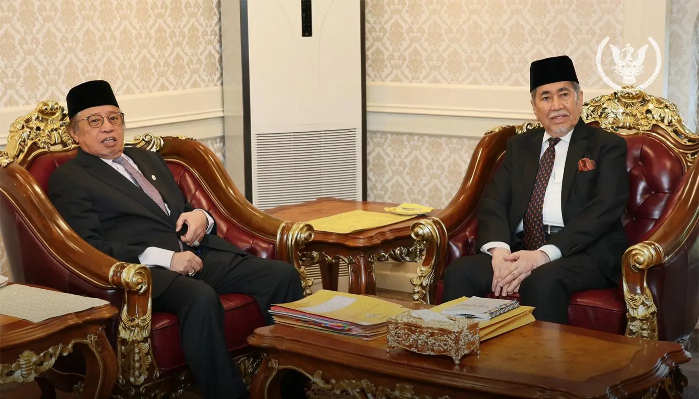 Sarawak Premier Pays Courtesy Visit to State Governor Ahead of Pre-Cabinet