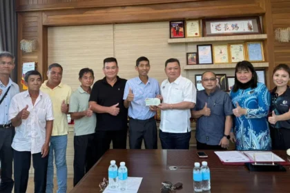 Sarikei MP Supports Tung Hwa Schools with Grant and Student Aid