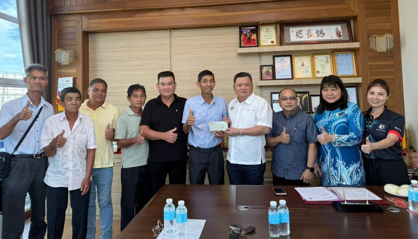 Sarikei MP Supports Tung Hwa Schools with Grant and Student Aid