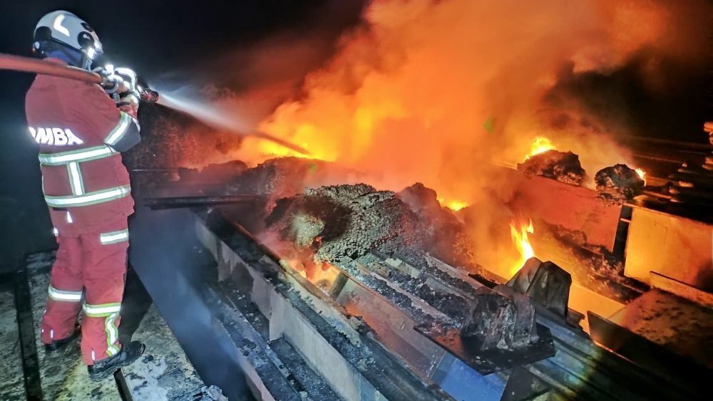 Swift Response by Sri Aman BBP Prevents Major Fire Spread at Construction Site