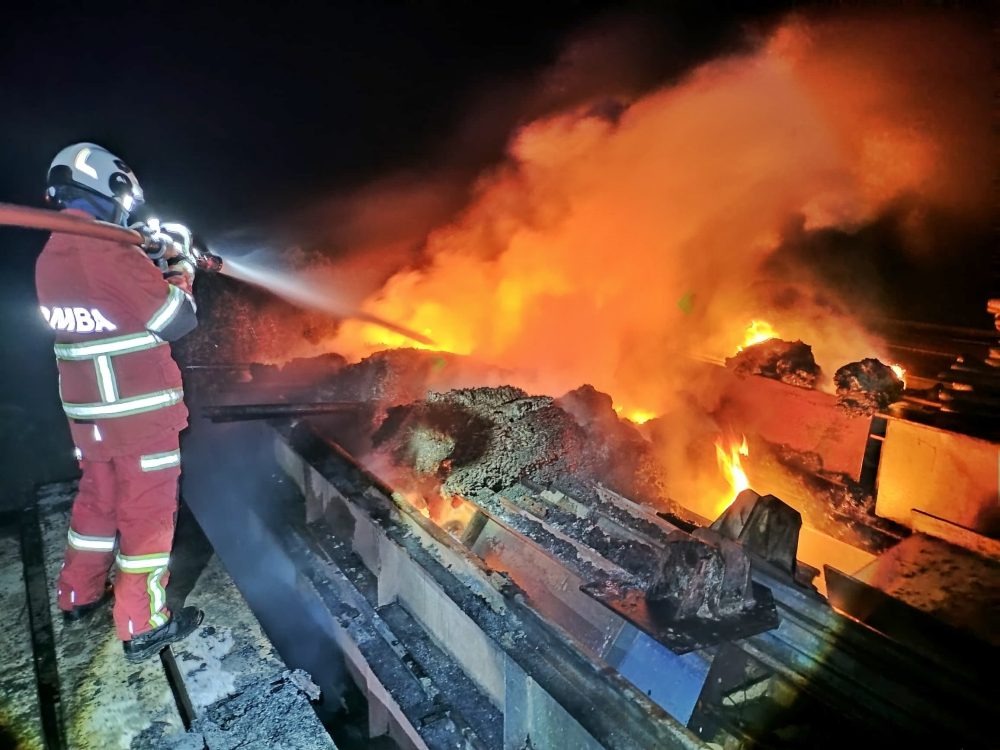 Swift Response by Sri Aman BBP Prevents Major Fire Spread at Construction Site