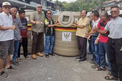 Tebedu Assemblyman Distributes 105 Water Tanks to Local Villages