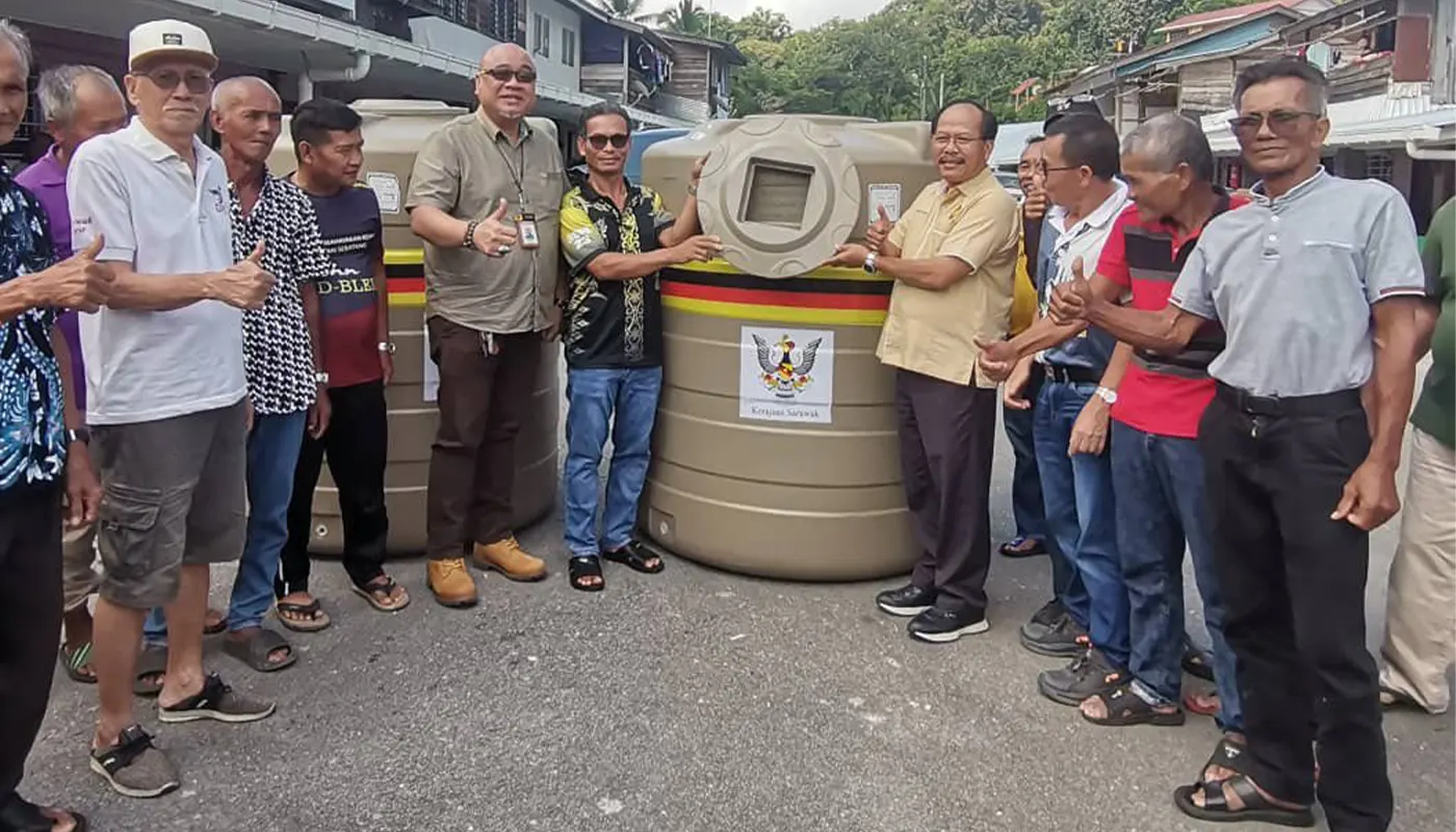 Tebedu Assemblyman Distributes 105 Water Tanks to Local Villages