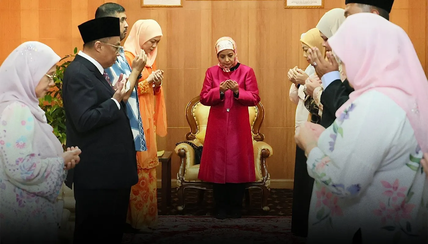 Toh Puan Fauziah Welcomes Queen Mother to Labuan for Borneo Flora Festival