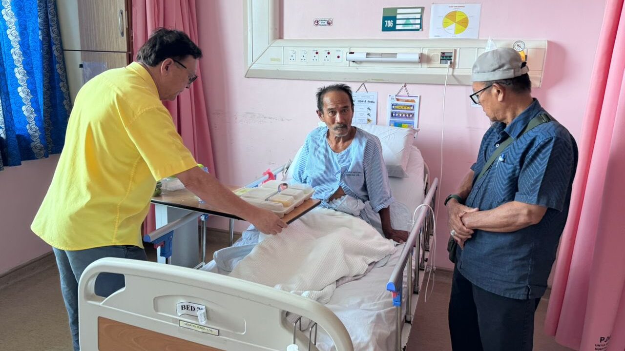YB Lo Khere Chiang Visits Sick Constituents to Show Care and Support
