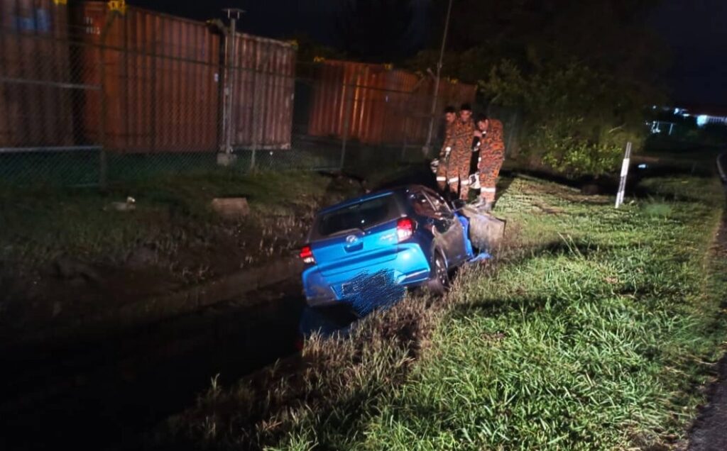 Youth Escapes Unharmed After Midnight Car Crash in Miri Drain