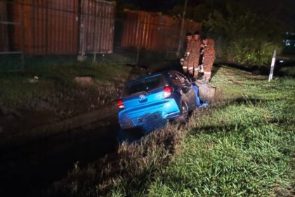 Youth Escapes Unharmed After Midnight Car Crash in Miri Drain