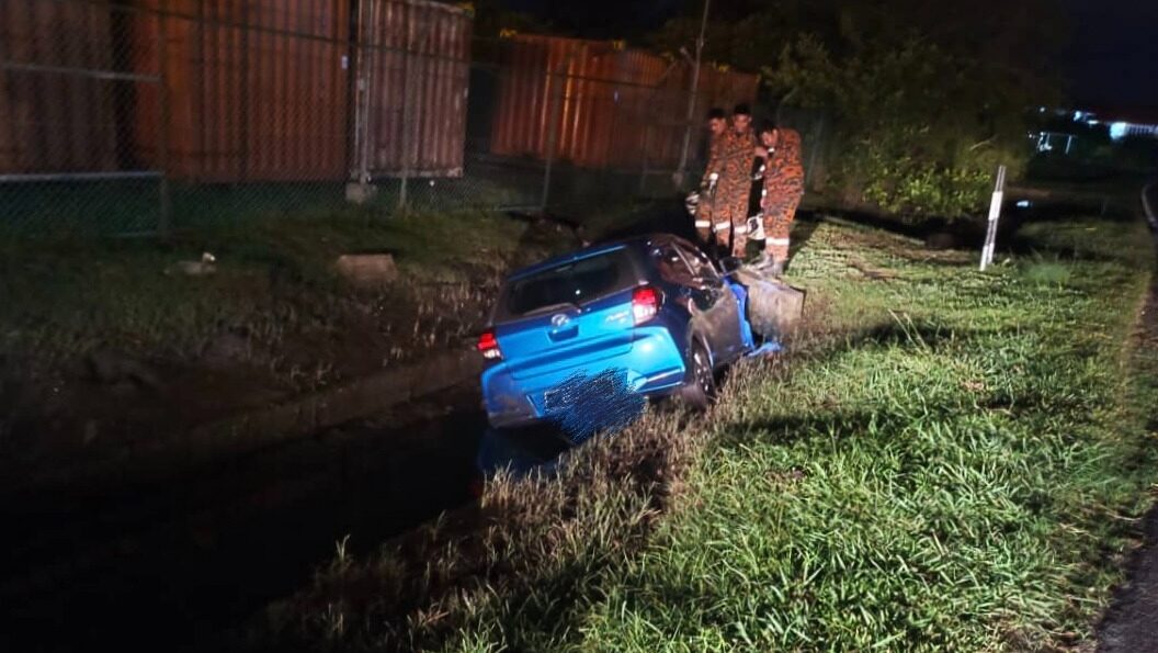 Youth Escapes Unharmed After Midnight Car Crash in Miri Drain