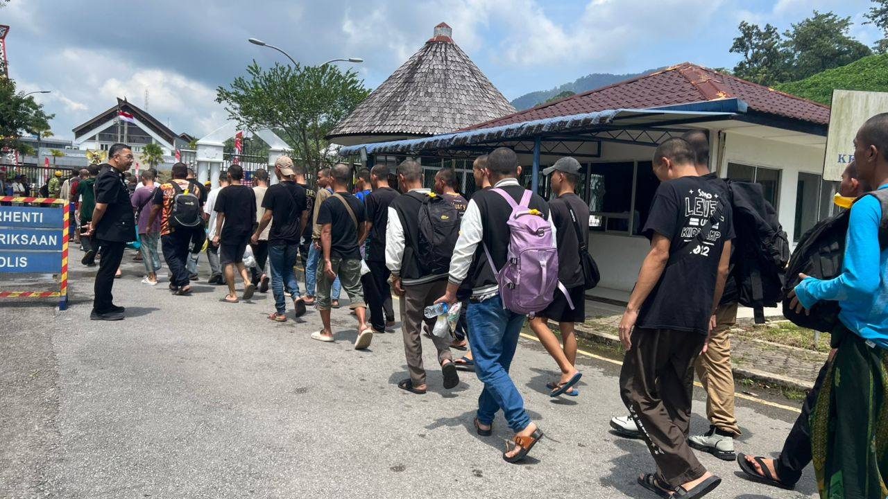 151 Indonesian Detainees Sent Home from Miri to Tebedu Border