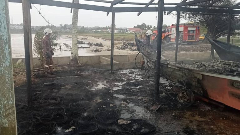 Boathouse Fire in Kampung Luak Leaves Two Boats Destroyed