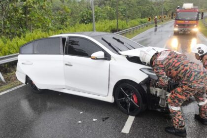 Driver Survives Solo Crash on Jalan Song-Kapit