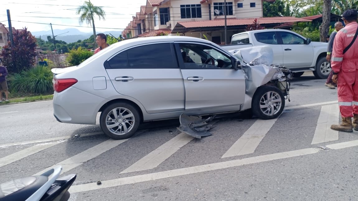 Female Driver Injured in Car and Hilux Collision Near Lawas Airport