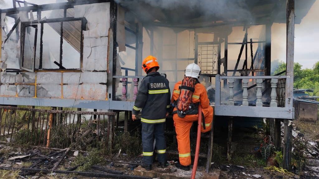 Fire Destroys House in Kampung Sageng Hilir, Seven Residents Safe
