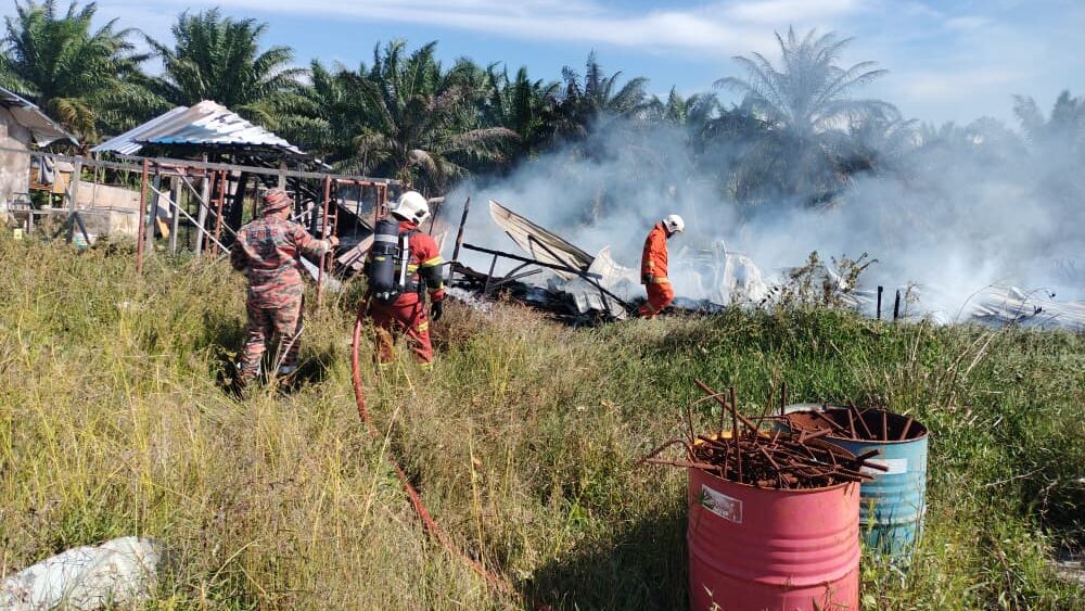 Fire Destroys Workers’ Housing Block in Miri, 25 Residents Affected