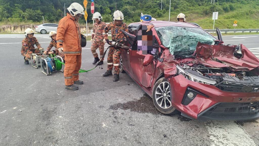 Five Injured, Driver Rescued in Simpang Debak Accident on Pan Borneo Highway