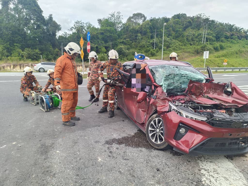 Five Injured, Driver Rescued in Simpang Debak Accident on Pan Borneo Highway 2 Five Injured, Driver Rescued in Simpang Debak Accident on Pan Borneo Highway